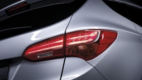 De derde generatie Hyundai Santa Fe is in aantocht! In april wordt ie officieel gelanceerd in New York maar vandaag kwam alvast wat nieuw fotomateriaal naar buiten en werden aanvullende details bekend