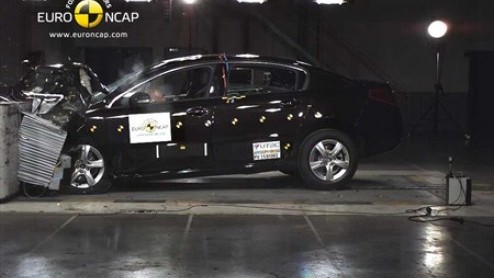 De EuroNCAP heeft weer nieuwe modellen aan de strenge botsproef blootgesteld. Alle nieuwkomers scoren voorbeeldig vijf sterren. De Focus bleek daarbij zeer voetgangersvriendelijk. De Nissan LEAF ging
