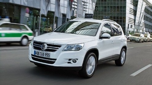 Het kleinere broertje van de Touareg is een feit. Vanaf 29 november wordt de Volkswagen Tiguan leverbaar. Afhankelijk van het uitrustingsniveau zullen m in twee uiterlijke varianten gaan zien. Met ke
