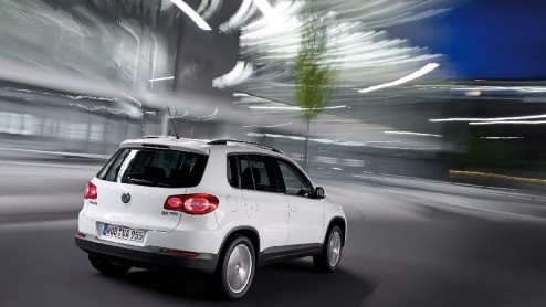 Het kleinere broertje van de Touareg is een feit. Vanaf 29 november wordt de Volkswagen Tiguan leverbaar. Afhankelijk van het uitrustingsniveau zullen m in twee uiterlijke varianten gaan zien. Met ke