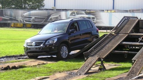 Afgelopen zaterdag hield Pons Automobielhandel een voorpremire van de Volkswagen Tiguan. Natuurlijk hebben wij m al aan de tand gevoeld in de rijimpressie, maar voor de particulieren had het merk e