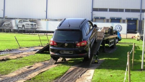 Afgelopen zaterdag hield Pons Automobielhandel een voorpremire van de Volkswagen Tiguan. Natuurlijk hebben wij m al aan de tand gevoeld in de rijimpressie, maar voor de particulieren had het merk e