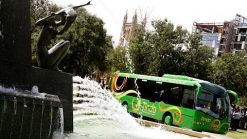 Een groen nieuwtje vandaag. In Australi  waar anders  rijdt de op zonne-energie aangedreven Tindo rond, een grote stadsbus. Buiten de schone opwekking van energie voor deze bus, is een rit ook nog 