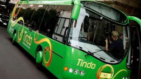 Een groen nieuwtje vandaag. In Australi  waar anders  rijdt de op zonne-energie aangedreven Tindo rond, een grote stadsbus. Buiten de schone opwekking van energie voor deze bus, is een rit ook nog 