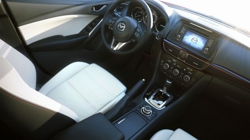 Mazda6 Skylease modellen met 20% bijtelling in de showroom als Sedan ofSportbreak vanaf 31.990 euro. Zakelijk rijders kunnen op pad met de 2.2D SkyActiv-D diesel 150 pk. Andere motoren 25% bijtelling.