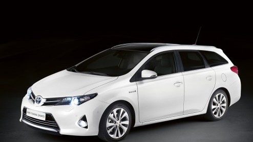 Een Auris station, die kenden we nog niet. Toyota pakt het meteen goed aan en gaat de Auris Touring Sports straks niet alleen met een keur aan benzine- en dieselmotoren leveren, maar ook als Full Hybr