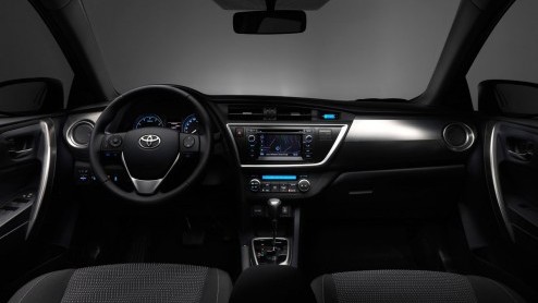 Toyota telt af naar de komst van de Auris, die in december naar Nederlandse showrooms wordt gestuurd. De productie van de vijfdeurs is zojuist gestart in de fabriek in het Engelse Burnaston.