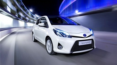 Hij komt er echt aan; de Toyota Yaris hybride. In Geneve kunnen we met de superzuinige telg kennismaken, tezamen met de GT 86 en een aantal studiemodellen die voor 2015 staan gepland: onder meer hybri