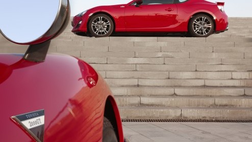 Toyotas nieuwe sportauto GT86 nadert de Nederlandse showrooms. Vanaf juli staat de achterwielaandrijver (met 200 pk) bij de dealers vanaf 39.990 euro.