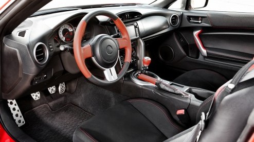 Toyotas nieuwe sportauto GT86 nadert de Nederlandse showrooms. Vanaf juli staat de achterwielaandrijver (met 200 pk) bij de dealers vanaf 39.990 euro.