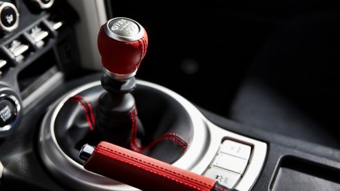 Toyotas nieuwe sportauto GT86 nadert de Nederlandse showrooms. Vanaf juli staat de achterwielaandrijver (met 200 pk) bij de dealers vanaf 39.990 euro.