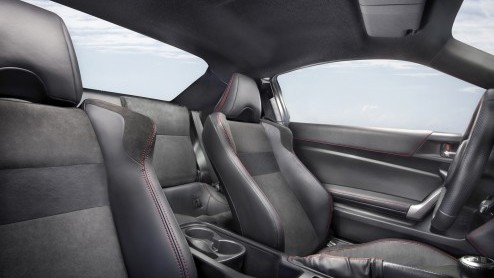 Toyotas nieuwe sportauto GT86 nadert de Nederlandse showrooms. Vanaf juli staat de achterwielaandrijver (met 200 pk) bij de dealers vanaf 39.990 euro.