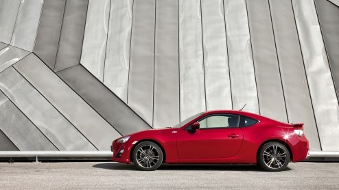 Toyotas nieuwe sportauto GT86 nadert de Nederlandse showrooms. Vanaf juli staat de achterwielaandrijver (met 200 pk) bij de dealers vanaf 39.990 euro.