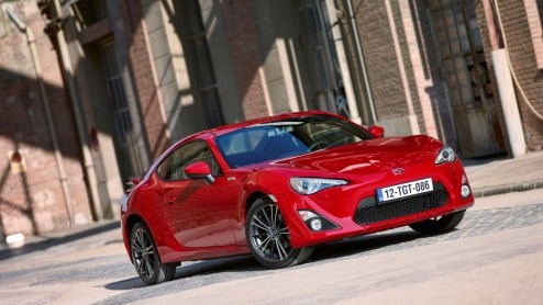 Toyotas nieuwe sportauto GT86 nadert de Nederlandse showrooms. Vanaf juli staat de achterwielaandrijver (met 200 pk) bij de dealers vanaf 39.990 euro.