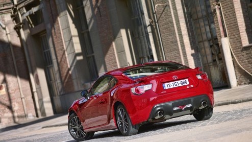 Toyotas nieuwe sportauto GT86 nadert de Nederlandse showrooms. Vanaf juli staat de achterwielaandrijver (met 200 pk) bij de dealers vanaf 39.990 euro.