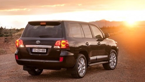 Toyota heeft de Land Cruiser V8 verder bijgeslepen. De grote terreinreus kan nu nog beter uit de voeten in het zwaarste terrein, ook is hij schoner geworden en beschikbaar als zowel een 5-persoons als