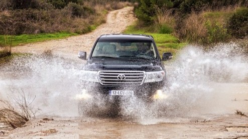 Toyota heeft de Land Cruiser V8 verder bijgeslepen. De grote terreinreus kan nu nog beter uit de voeten in het zwaarste terrein, ook is hij schoner geworden en beschikbaar als zowel een 5-persoons als