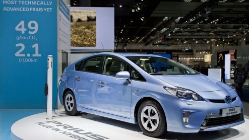 Toyota opent de orderboeken van de plug-in Prius. De superzuinige hybride is nu te bestellen vanaf 38.990 euro en stoot slechts 49 gram CO2 uit. En dat betekent 0% bijtelling, geen BPM en geen wegenbe