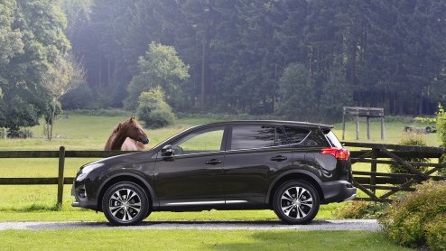 De Toyota RAV4 2.0 D-4D was tot nu toe alleen verkrijgbaar met voorwielaandrijving. Toyota ziet echter ook kansen voor deze 2.0 diesel met vierwielaandrijving.