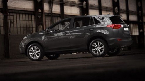 Eigenlijk had Toyota de nieuwe RAV4 tot morgen geheim willen houden, maar voordat de persdagen van de Los Angeles Auto Show de deuren heeft geopend, zijn er al beelden gelekt die de nieuwe SUV in voll