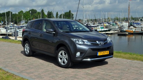Autotest Toyota RAV4 2.0 D-4D F. De RAV4 markeert het begin van het compacte SUV-tijdperk. Houdt Toyota stand met de vierde generatie RAV4 in deze overvolle vijver? Is de RAV4 nog steeds trendsetter?