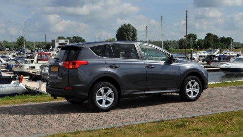 Autotest Toyota RAV4 2.0 D-4D F. De RAV4 markeert het begin van het compacte SUV-tijdperk. Houdt Toyota stand met de vierde generatie RAV4 in deze overvolle vijver? Is de RAV4 nog steeds trendsetter?