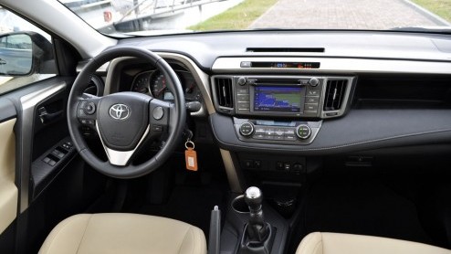 Autotest Toyota RAV4 2.0 D-4D F. De RAV4 markeert het begin van het compacte SUV-tijdperk. Houdt Toyota stand met de vierde generatie RAV4 in deze overvolle vijver? Is de RAV4 nog steeds trendsetter?