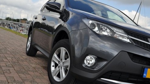 Autotest Toyota RAV4 2.0 D-4D F. De RAV4 markeert het begin van het compacte SUV-tijdperk. Houdt Toyota stand met de vierde generatie RAV4 in deze overvolle vijver? Is de RAV4 nog steeds trendsetter?
