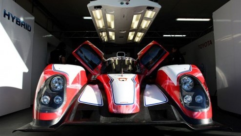 Toyota neemt in juni met twee raceautos deel aan de hoogste klasse van de 24 uur van Le Mans: de LMP1. Het spectaculaire duo werd aangekondigd bij de presentatie van de TS030 HYBRID; de eerste Full H