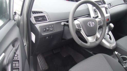 Autotest Toyota Verso 1.8 VVTi CVT in relatie tot de Prius Wagon