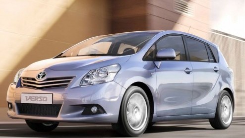 Met de Toyota Prius MPV in aantocht lijkt de Verso een beetje ondergesneeuwd te gaan raken. Daarom wordt de ruime gezinsauto lager geprijsd en neemt tegelijkertijd de standaarduitrusting toe.