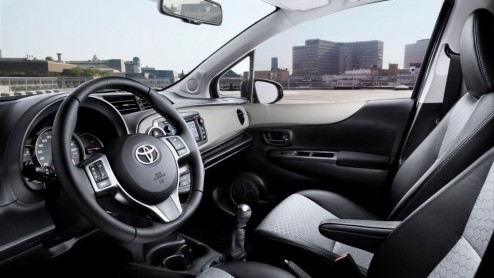De nieuwe Toyota Yaris is groter, ruimer, lichter en dynamischer. Maar ook zuiniger, goedkoper en wegenbelastingvrij. Vanaf oktober staat hij in de showroom vanaf 10.990 euro. Volgend jaar volgt er oo