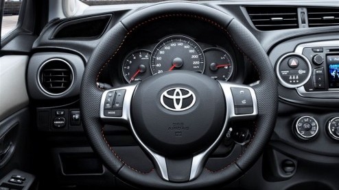De nieuwe Toyota Yaris is groter, ruimer, lichter en dynamischer. Maar ook zuiniger, goedkoper en wegenbelastingvrij. Vanaf oktober staat hij in de showroom vanaf 10.990 euro. Volgend jaar volgt er oo