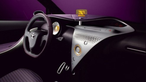 Smart dacht slim te zijn door een compacte tweezits stadsauto op de markt te brengen. Toyota reageert op de IAA met het concept van een mini-stadsauto; de iQ. In tegenstelling tot de smart biedt de iQ