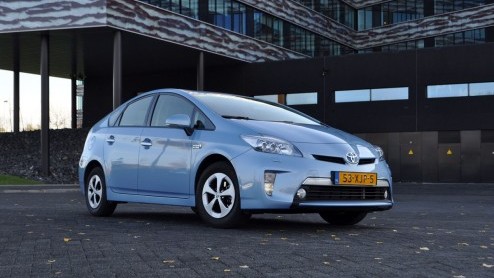 Uit onderzoek van de NOS in samenwerking met leasemaatschappij Arval blijkt dat het gemiddeld verbruik van een stekkerhybride 80 tot 85 procent hoger uitvalt dan het verbruik volgens fabrieksopgaaf. R