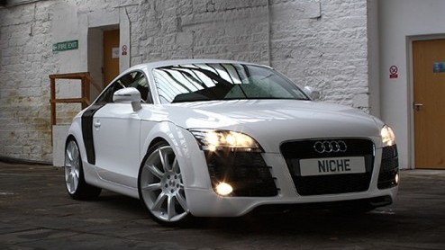 De Engelse tuningfirma biedt Audi TT rijders een R8-bodykit. Voor het luttele bedrag van 8 duizend pond wordt de TT voor een deel omgetoverd in een R8 look. Handig voor wie doorsparen ook niet haalbaa