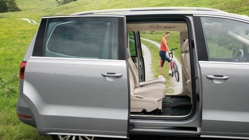Volkswagen Sharan nu als Comfortline Edition en Highline Edition in de showroom ter vervanging van de gewone Comfortline en Highline. Standaard als zevenzitter.
