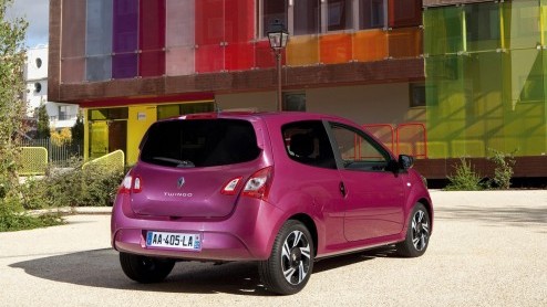 Volgende week staat de vernieuwde Renault Twingo bij de dealer. Met een nieuwe neus, opgefrist interieur en nog zuiniger motoren is de Fransoos klaar voor de komende paar jaar. Prijzen beginnen bij 84