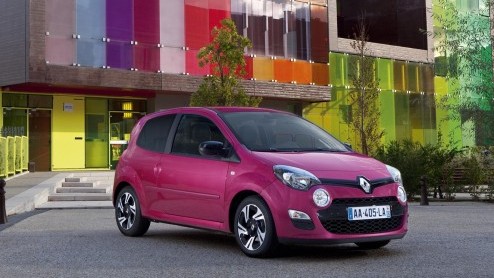 Volgende week staat de vernieuwde Renault Twingo bij de dealer. Met een nieuwe neus, opgefrist interieur en nog zuiniger motoren is de Fransoos klaar voor de komende paar jaar. Prijzen beginnen bij 84