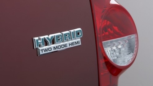 Het Chrysler concern grijpt de Los Angeles autoshow aan om een hybridesysteem te presenteren. Het systeem is samen met Mercedes-Benz, GM en BMW ontwikkeld en maakt zijn debuut in de Chrysler Aspen en