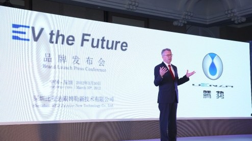 Daimler introduceert een nieuw merk voor in China ontwikkelde en te verkopen elektrische auto's: DENZA. Het eerste model wordt tijdens Auto China 2012 gepresenteerd.