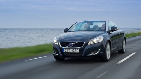 Volvo heeft de C70 voor modeljaar 2012 een lichte opknapbeurt gegeven. Facelift is trouwens nog een groot woord, want de wijzigingen beperken zich louter tot wat nieuwe kleuren, wielen en led-dagrijve
