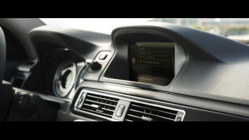 Nu de S60 en V60 bij Volvo zijn vers zijn ingeburgerd laat het merk de S80, V70 en XC70 met hun tijd mee gaan. Het trio krijgt in ieder geval een opgefrist dashboard mee met een nieuwe middentunnel en