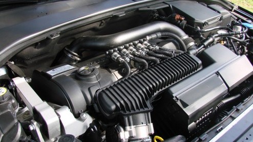 Volvo levert de V70 in thuisland Zweden ook in een CNG aardgasvariant. De Nederlandse importeur ziet geen brood in bifuel, dus neemt Volvo-dealer Broekhuis heft in eigen hand en zet de V70 2.5 FT CNG 