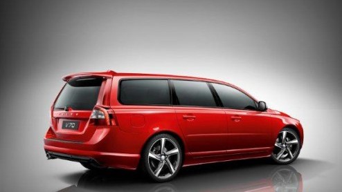 In navolging van de Limited Edition komt Volvo nu met de V70 R-Edition. Zoals de naam doet vermoeden is deze Estate sportiever aangelegd en overeenkomstig uitgerust. Prijzen beginnen bij 42.995 euro.