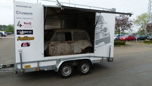 VDL Nedcar medewerkers gaan de oudste Nederlandse Mini restaureren.
