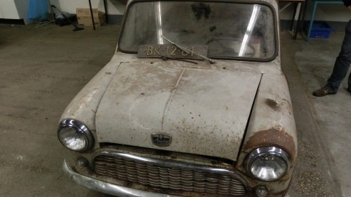 VDL Nedcar medewerkers gaan de oudste Nederlandse Mini restaureren.