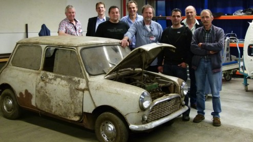 VDL Nedcar medewerkers gaan de oudste Nederlandse Mini restaureren.
