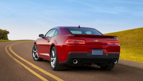 Chevrolet heeft een prijskaartje gehangen aan de vernieuwde Camaro die overigens pas in november in ons land arriveert. De muscle car kost als Coup 104.995 euro en als Convertible 109.995 euro.