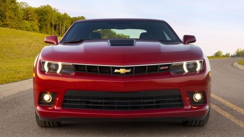 Chevrolet heeft een prijskaartje gehangen aan de vernieuwde Camaro die overigens pas in november in ons land arriveert. De muscle car kost als Coup 104.995 euro en als Convertible 109.995 euro.